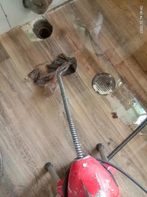 ��ɽ���I(y��)ͨ��ˮ�ܵ����RͰ���ſӣ���©��ԡ�ף��˳ط���(w��)